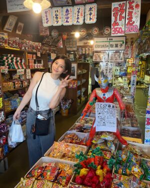 Rin Takahashi Instagram - 母の出身地新潟市秋葉区（旧新津市）の駄菓子屋さんに家族で行ってきました🚗🫶
駄菓子や昭和基地一丁目C57さん🍭
お菓子たくさん買ってあげパン持ち帰りしてメダルゲームしたりとても楽しかったです💓
母の小さい頃住んでたお家の跡も見に行ったよ👀

家族でお墓参りしてゆっくりお出かけできて大満足です☺️

撮影C3PO（兄）