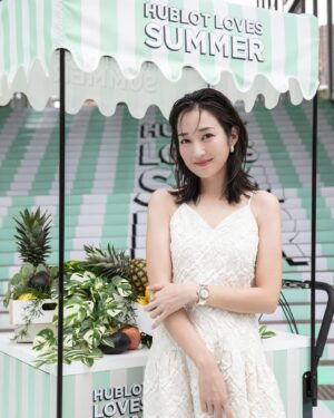 Rin Takanashi Instagram - 「HUBLOT」の夏のキャンペーン「HUBLOT LOVES SUMMER 2024」にお邪魔してきました☺︎
ウブロ表参道ブティックにて期間限定で、8月12日(月)まで開催されています。
ブティックでは、実際に時計を触って見られるのが嬉しかったです🤩
私も女性らしい「ビッグ・バン ワンクリック キングゴールド ホワイト ダイヤモンド」を着用させてもらいました。
ホワイトのラバーベルトが素敵でした💓
ミントグリーンにラッピングされている会場も、夏らしくてとても可愛いので、みなさんも遊びに行ってみてくださいね☺︎

#pr #Hublot #ウブロ #HublotLovesSummer
