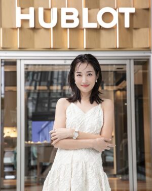 Rin Takanashi Instagram - 「HUBLOT」の夏のキャンペーン「HUBLOT LOVES SUMMER 2024」にお邪魔してきました☺︎
ウブロ表参道ブティックにて期間限定で、8月12日(月)まで開催されています。
ブティックでは、実際に時計を触って見られるのが嬉しかったです🤩
私も女性らしい「ビッグ・バン ワンクリック キングゴールド ホワイト ダイヤモンド」を着用させてもらいました。
ホワイトのラバーベルトが素敵でした💓
ミントグリーンにラッピングされている会場も、夏らしくてとても可愛いので、みなさんも遊びに行ってみてくださいね☺︎

#pr #Hublot #ウブロ #HublotLovesSummer