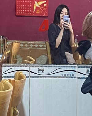 Rina Aizawa Instagram - 最近はもう暑くて暑くて仕方がないですね🥵
みなさん水分補給を忘れないように…
体調に気をつけてくださいね…‼︎😣
久しぶりにベトナムでのオフショットを
載せちゃいます。
お付き合いください〜☺️
突然ですが写真集の最後の方のページで食べているもの
なんだかわかりますか⁇
実は午後の撮影に向けて腹ごしらえ中のオフショットで
お昼休憩にフォーと生春巻きを食べているところなんです🥢
ヘアメイクや衣装がありベトナムの素敵なシチュエーションの中で撮影した写真と、その雰囲気とはまた違うオフな写真が箸休め的に含まれている構成になっており、写真集で私が気に入っているポイントでもあります😌
ベトナムのご飯、、、美味しかったなぁ🤤(笑)
今週末にはアートイワタにて写真展です🌵
7月13日、14日。
14日は14時〜17時在廊します。
お待ちしてます🐈🌻
#載せている写真が実際に食べていたもの
#もぐもぐ
#ベトナム料理
#月刊逢沢りな
#アートイワタ
#写真展