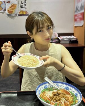 Rina Takeda Instagram - 夏バテ予防💪🍜
ほんのりロケ焼けしてラーチャーと同化してる私。

皆さんも熱中症気をつけてくださいね！