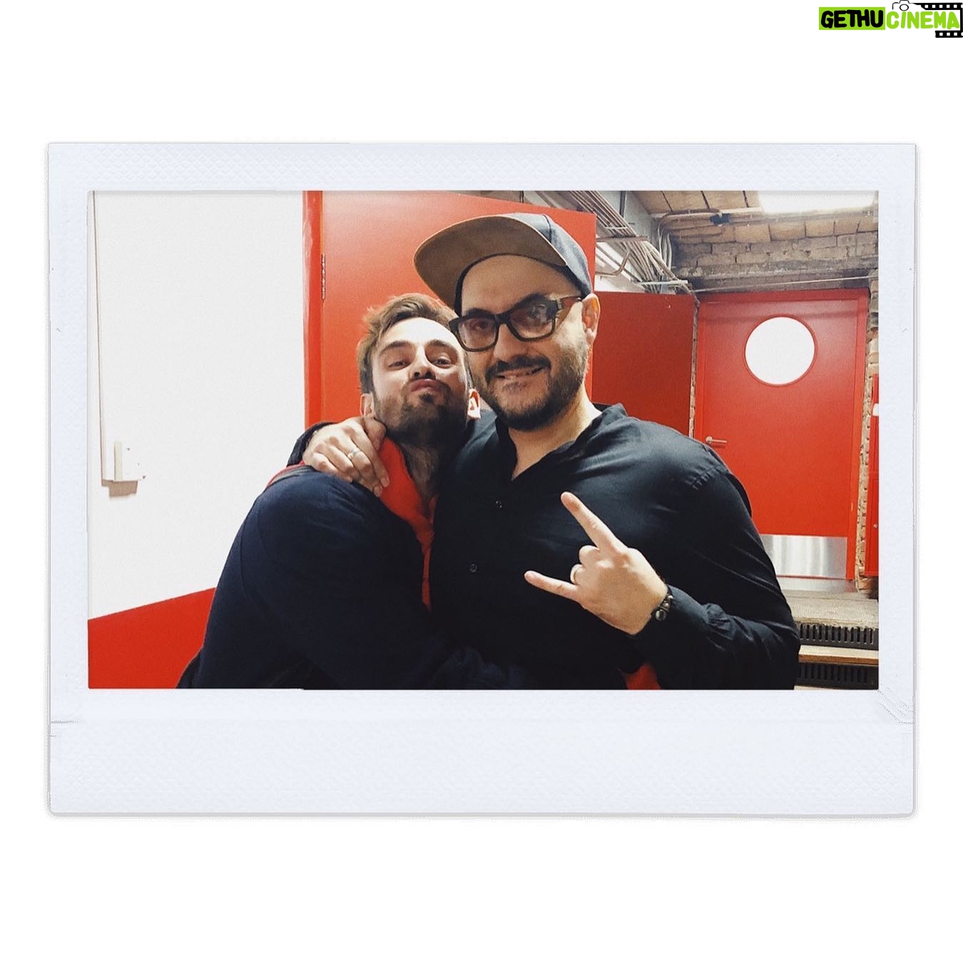 Rinal Mukhametov - 2.1K Likes - Очень нравится эта цитата: «Чтобы зацвёл самый скромный цветочек, миры должны претерпеть родовые муки»
© Оскар Уайльд
Гоголь-центр - самый красивый цветок театральной Земли, который растёт в сердцах миллионов зрителей. И растоптать его невозможно. Как невозможно запретить любовь.
Продолжаем цвести… Продолжаем любить… Продолжаем быть сильными…☀️
P.S. Команда @gogolcenter и его зрители, я вас всегда обожал, обожаю и буду обожать..!