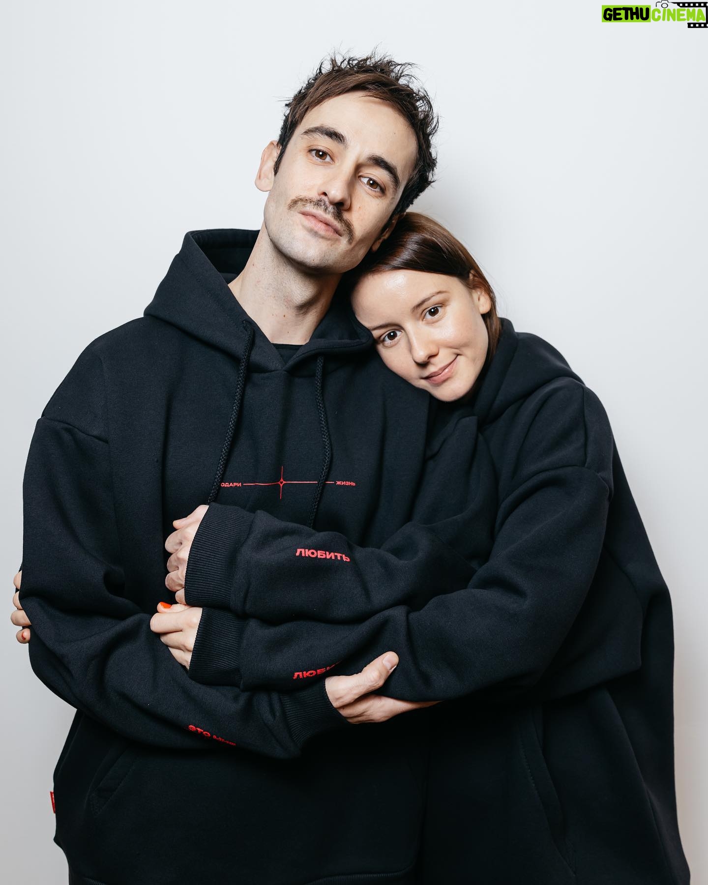 Rinal Mukhametov - 7.3K Likes - Друзья..! Сегодня день рождения фонда @podarizhizn .. 🥳 Совместно с @smerch.me фонд выпустили коллекцию мерча «Это мне по силам - любить». Это худи и футболки, чтобы вдохновлять других людей присоединяться к нашему комьюнити добра и любви.🙃 А еще это возможность сделать пожертвование: прибыль с продаж отправится в @podarizhizn на помощь детям. Я и @starshenbaum обнимаем вас и призываем творить любовь.. Любить - это просто..❤️
#этомнепосилам