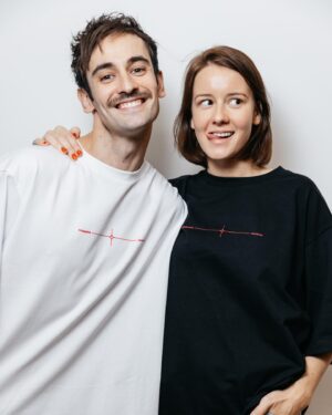 Rinal Mukhametov Instagram - Друзья..! Сегодня день рождения фонда @podarizhizn .. 🥳 Совместно с @smerch.me фонд выпустили коллекцию мерча «Это мне по силам - любить». Это худи и футболки, чтобы вдохновлять других людей присоединяться к нашему комьюнити добра и любви.🙃 А еще это возможность сделать пожертвование: прибыль с продаж отправится в @podarizhizn на помощь детям. Я и @starshenbaum обнимаем вас и призываем творить любовь.. Любить - это просто..❤️
 #этомнепосилам