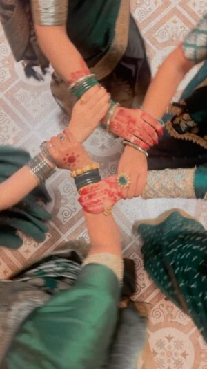 Rinku Ghosh Instagram - Hari Hari chudiya…. 

Girl gang from Anokha Bandhan ❤️❤️

#reelitfeelit #anokhabandhan #onset #reelsinstagram #instagood #dangaltv