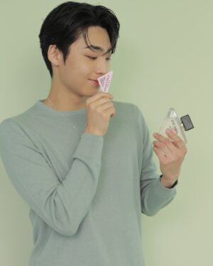 Rintaro Hachimura Instagram - @pradabeauty 
Prada Beauty Tokyoにお邪魔して、一足先にアイコンフレグランス 「パラドックス オーデパルファム」からの新作「パラドックス ヴァーチャル フラワー オーデパルファム」を体験させていただきました。元々「パラドックス」はとても好きな香りで、今回は花をモチーフにした新作ということでとても楽しみにしていたのですが、プラダならではの花へのアプローチが素敵で、香りも爽やかでありながらもゴージャスな自分になれる、いつでも自分を高めてくれる作品でした。ピンクのジュースも可愛らしく、象徴的なボトルデザインも相変わらず素敵でした。いつでも自分を最高にしてくれるフレグランスをみなさんも是非試してみてください。
#pradabeauty #プラダビューティ #プラダパラドックス #PR