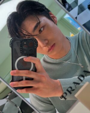 Rintaro Hachimura Instagram - @pradabeauty 
Prada Beauty Tokyoにお邪魔して、一足先にアイコンフレグランス 「パラドックス オーデパルファム」からの新作「パラドックス ヴァーチャル フラワー オーデパルファム」を体験させていただきました。元々「パラドックス」はとても好きな香りで、今回は花をモチーフにした新作ということでとても楽しみにしていたのですが、プラダならではの花へのアプローチが素敵で、香りも爽やかでありながらもゴージャスな自分になれる、いつでも自分を高めてくれる作品でした。ピンクのジュースも可愛らしく、象徴的なボトルデザインも相変わらず素敵でした。いつでも自分を最高にしてくれるフレグランスをみなさんも是非試してみてください。
#pradabeauty #プラダビューティ #プラダパラドックス #PR