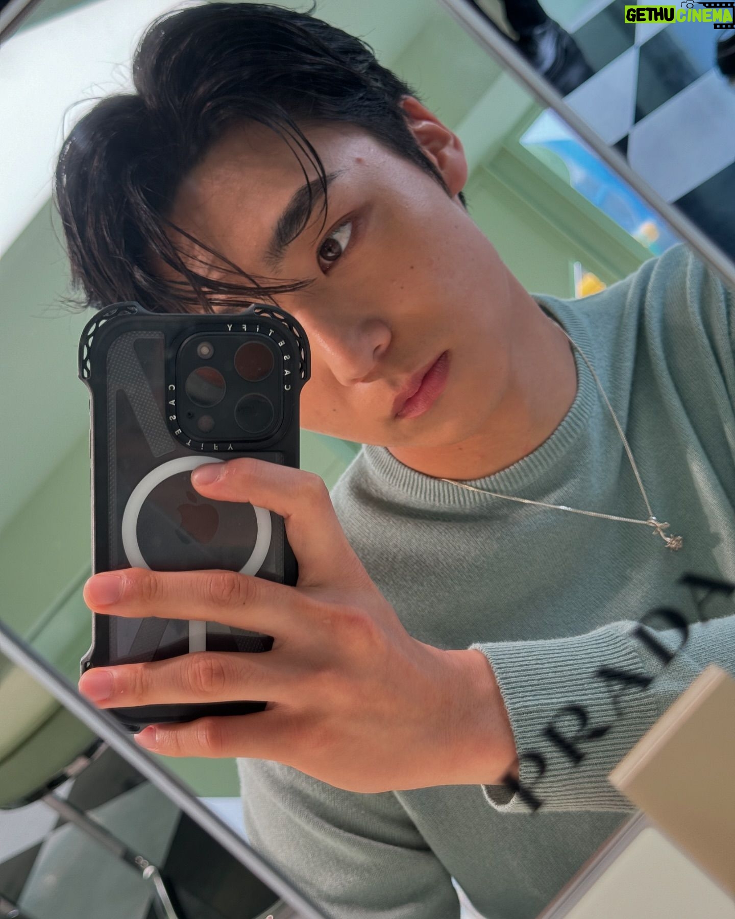 Rintaro Hachimura - 12.8K Likes - @pradabeauty
Prada Beauty Tokyoにお邪魔して、一足先にアイコンフレグランス 「パラドックス オーデパルファム」からの新作「パラドックス ヴァーチャル フラワー オーデパルファム」を体験させていただきました。元々「パラドックス」はとても好きな香りで、今回は花をモチーフにした新作ということでとても楽しみにしていたのですが、プラダならではの花へのアプローチが素敵で、香りも爽やかでありながらもゴージャスな自分になれる、いつでも自分を高めてくれる作品でした。ピンクのジュースも可愛らしく、象徴的なボトルデザインも相変わらず素敵でした。いつでも自分を最高にしてくれるフレグランスをみなさんも是非試してみてください。
#pradabeauty #プラダビューティ #プラダパラドックス #PR