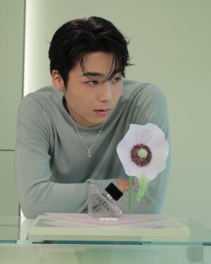 Rintaro Hachimura Instagram - @pradabeauty 
Prada Beauty Tokyoにお邪魔して、一足先にアイコンフレグランス 「パラドックス オーデパルファム」からの新作「パラドックス ヴァーチャル フラワー オーデパルファム」を体験させていただきました。元々「パラドックス」はとても好きな香りで、今回は花をモチーフにした新作ということでとても楽しみにしていたのですが、プラダならではの花へのアプローチが素敵で、香りも爽やかでありながらもゴージャスな自分になれる、いつでも自分を高めてくれる作品でした。ピンクのジュースも可愛らしく、象徴的なボトルデザインも相変わらず素敵でした。いつでも自分を最高にしてくれるフレグランスをみなさんも是非試してみてください。
#pradabeauty #プラダビューティ #プラダパラドックス #PR