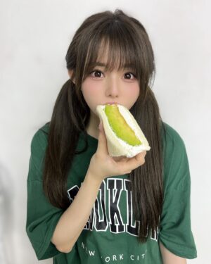Rio Omori Instagram - ・
・
差し入れで頂いたフルーツサンド🤤
大好きなメロンを選んだよ🍈

美味しすぎて震えた...🫨❤️‍🔥

ps.たまたま緑色のTシャツ着てましたっ🍀
・
・
#大森莉緒 #おーりお #おりおんず #おりおの食 #フルーツサンド #メロン #ツインテール #instagood #instapic #instafood #sweets #good #fruit #먹스타그램 #맛집 #음식 #푸드