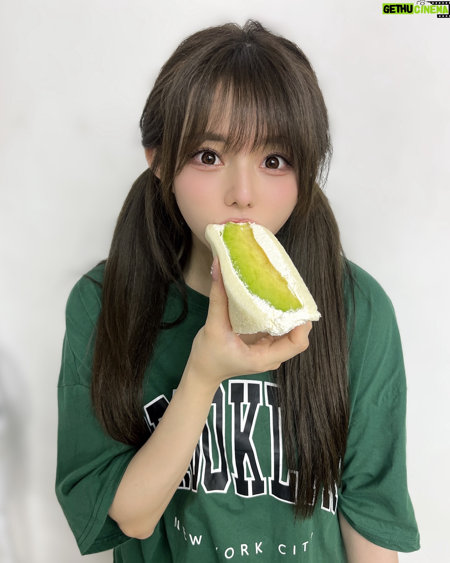 Rio Omori - 3.7K Likes - ・
・
差し入れで頂いたフルーツサンド🤤
大好きなメロンを選んだよ🍈
美味しすぎて震えた...🫨❤️🔥
ps.たまたま緑色のTシャツ着てましたっ🍀
・
・
#大森莉緒 #おーりお #おりおんず #おりおの食 #フルーツサンド #メロン #ツインテール #instagood #instapic #instafood #sweets #good #fruit #먹스타그램 #맛집 #음식 #푸드