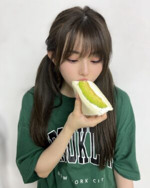Rio Omori Instagram - ・
・
差し入れで頂いたフルーツサンド🤤
大好きなメロンを選んだよ🍈

美味しすぎて震えた...🫨❤️‍🔥

ps.たまたま緑色のTシャツ着てましたっ🍀
・
・
#大森莉緒 #おーりお #おりおんず #おりおの食 #フルーツサンド #メロン #ツインテール #instagood #instapic #instafood #sweets #good #fruit #먹스타그램 #맛집 #음식 #푸드