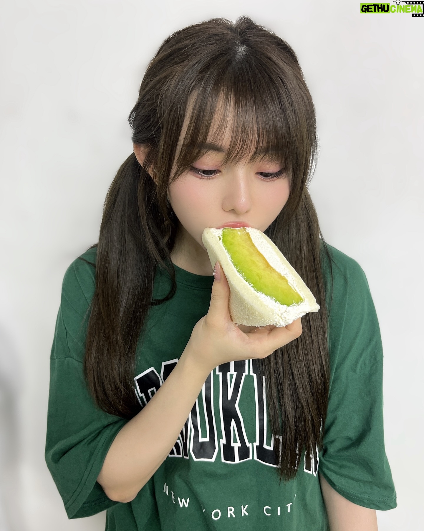 Rio Omori - 3.7K Likes - ・
・
差し入れで頂いたフルーツサンド🤤
大好きなメロンを選んだよ🍈
美味しすぎて震えた...🫨❤️🔥
ps.たまたま緑色のTシャツ着てましたっ🍀
・
・
#大森莉緒 #おーりお #おりおんず #おりおの食 #フルーツサンド #メロン #ツインテール #instagood #instapic #instafood #sweets #good #fruit #먹스타그램 #맛집 #음식 #푸드