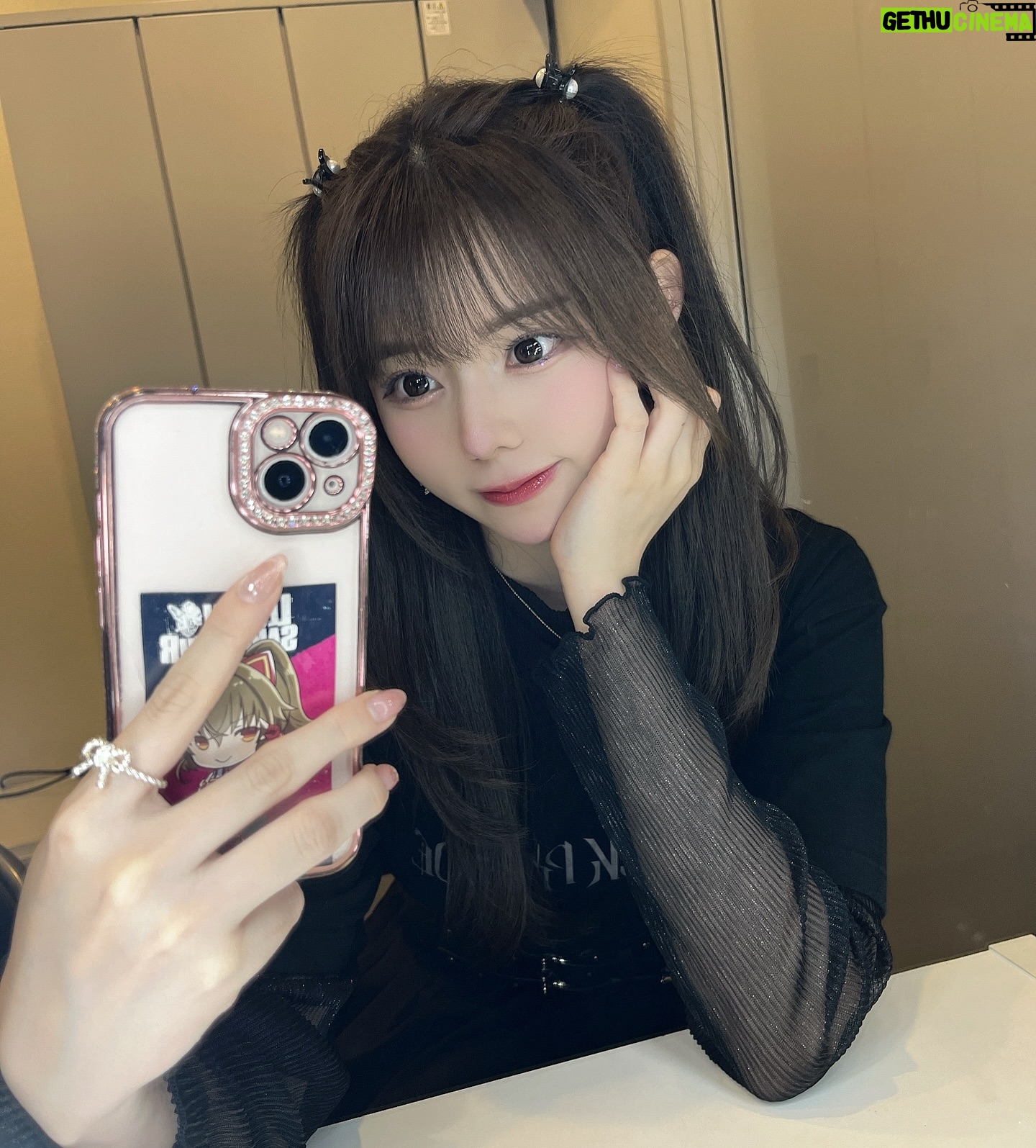 Rio Omori - 3.7K Likes - ・
・
📸🖤
・
・
#大森莉緒 #おーりお #ハーフツイン #tシャツ #黒 #鏡越し #instagood #instapic #good #hair #blackcode #패션 #코디 #오늘의코디 #전신샷 #코디스타그램 #옷 #좋아요