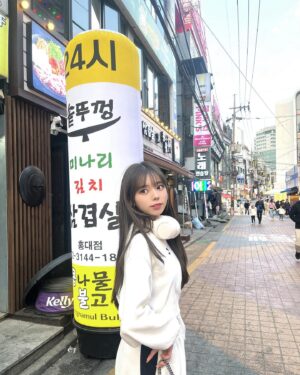 Rio Omori Instagram - ・
・
1日目は弘大に行ったよ🫶🏻
初日からお洋服爆買いした🫣🛍
・
#大森莉緒 #おーりお #おーりおこーで #おりおの旅 #puma #セットアップ #ヘッドフォン #韓国 #韓国旅行 #渡韓 #弘大 #ホワイトコーデ #instagood #good #travel #korea #koreastyle #패션 #코디 #오늘의코디 #오늘의패션 #전신샷 #코디스타그램 #옷 #좋아요 #여행 #서울 #홍대