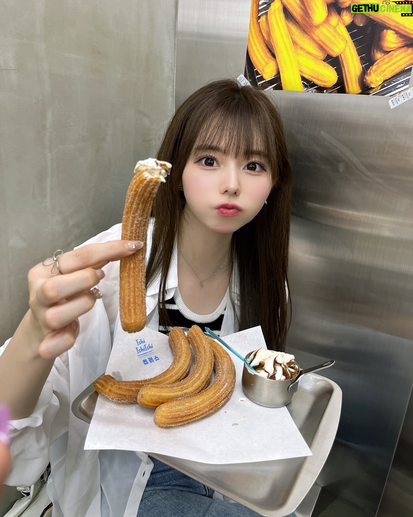 Rio Omori - 3.7K Likes - ・
・
新大久保でチュロス食べたよ〜〜🤤
揚げたてのチュロスに、冷たいソフトクリームって最強の組み合わせ...🍦💭
美味しすぎた!!また行きたいな🫶🏻🫶🏻
・
・
#大森莉緒 #おーりお #おりおの食 #カフェ巡り #111churros #111チュロス #新大久保カフェ #チュロス #韓国カフェ #cafe #sweet #instagood #instafood #instapic #good #카페투어 #맛집 #음식 #푸드 #좋아요 #카페