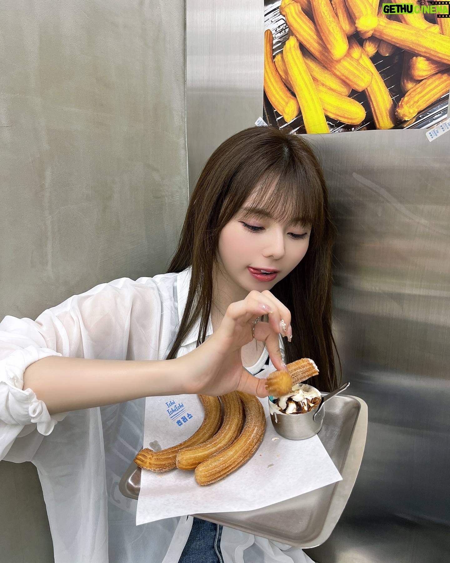Rio Omori - 3.7K Likes - ・
・
新大久保でチュロス食べたよ〜〜🤤
揚げたてのチュロスに、冷たいソフトクリームって最強の組み合わせ...🍦💭
美味しすぎた!!また行きたいな🫶🏻🫶🏻
・
・
#大森莉緒 #おーりお #おりおの食 #カフェ巡り #111churros #111チュロス #新大久保カフェ #チュロス #韓国カフェ #cafe #sweet #instagood #instafood #instapic #good #카페투어 #맛집 #음식 #푸드 #좋아요 #카페
