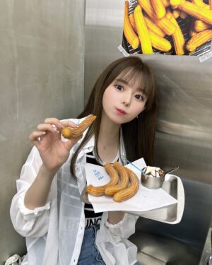 Rio Omori Instagram - ・
・
新大久保でチュロス食べたよ〜〜🤤

揚げたてのチュロスに、冷たいソフトクリームって最強の組み合わせ...🍦💭

美味しすぎた！！また行きたいな🫶🏻🫶🏻
・
・
#大森莉緒 #おーりお #おりおの食 #カフェ巡り #111churros #111チュロス #新大久保カフェ #チュロス #韓国カフェ #cafe #sweet #instagood #instafood #instapic #good #카페투어 #맛집 #음식 #푸드 #좋아요 #카페