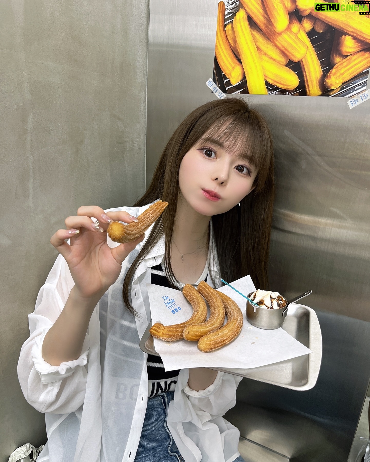 Rio Omori - 3.7K Likes - ・
・
新大久保でチュロス食べたよ〜〜🤤
揚げたてのチュロスに、冷たいソフトクリームって最強の組み合わせ...🍦💭
美味しすぎた!!また行きたいな🫶🏻🫶🏻
・
・
#大森莉緒 #おーりお #おりおの食 #カフェ巡り #111churros #111チュロス #新大久保カフェ #チュロス #韓国カフェ #cafe #sweet #instagood #instafood #instapic #good #카페투어 #맛집 #음식 #푸드 #좋아요 #카페