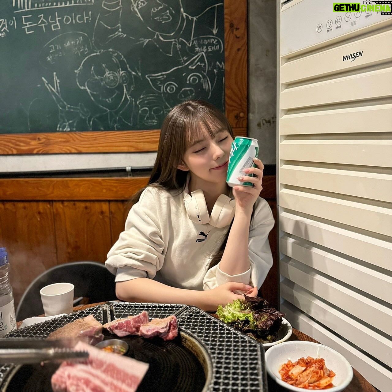 Rio Omori - 3.7K Likes - ・
・
弘大の人気焼肉店~~🥩🔥
大行列だったけど、めちゃめちゃ美味しくて並んだかいがあった🥹
サムギョプサル、モクサル、オギョプサルを食べたよ🐷
お店オリジナルの麻薬ソースに付けて食べるのが最高だった...🥲
本場のモクサル美味しすぎて無限胃袋でした🤷♀️笑
ps.飲み物はチルソンサイダー🫶🏻
途中で頼んだ水冷麺も美味しすぎたよ🥲
・
・
#大森莉緒 #おーりお #おりおんず #おりおの食 #おりおの旅 #韓国 #韓国旅行 #渡韓 #弘大 #トンジュヌンナムジャ #instagood #good #travel #korea #food #먹스타그램 #음식 #맛있다그램 #인스타푸두 #옷 #좋아요 #여행 #서울 #홍대 #돈주는남자 #목살 #오겹살