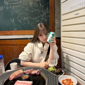 Rio Omori Instagram - ・
・
弘大の人気焼肉店~~🥩‪🔥
大行列だったけど、めちゃめちゃ美味しくて並んだかいがあった🥹

サムギョプサル、モクサル、オギョプサルを食べたよ🐷
お店オリジナルの麻薬ソースに付けて食べるのが最高だった...🥲

本場のモクサル美味しすぎて無限胃袋でした🤷‍♀️笑

ps.飲み物はチルソンサイダー🫶🏻
途中で頼んだ水冷麺も美味しすぎたよ🥲
・
・
#大森莉緒 #おーりお #おりおんず #おりおの食 #おりおの旅 #韓国 #韓国旅行 #渡韓 #弘大 #トンジュヌンナムジャ #instagood #good #travel #korea #food #먹스타그램 #음식 #맛있다그램 #인스타푸두 #옷 #좋아요 #여행 #서울 #홍대 #돈주는남자 #목살 #오겹살