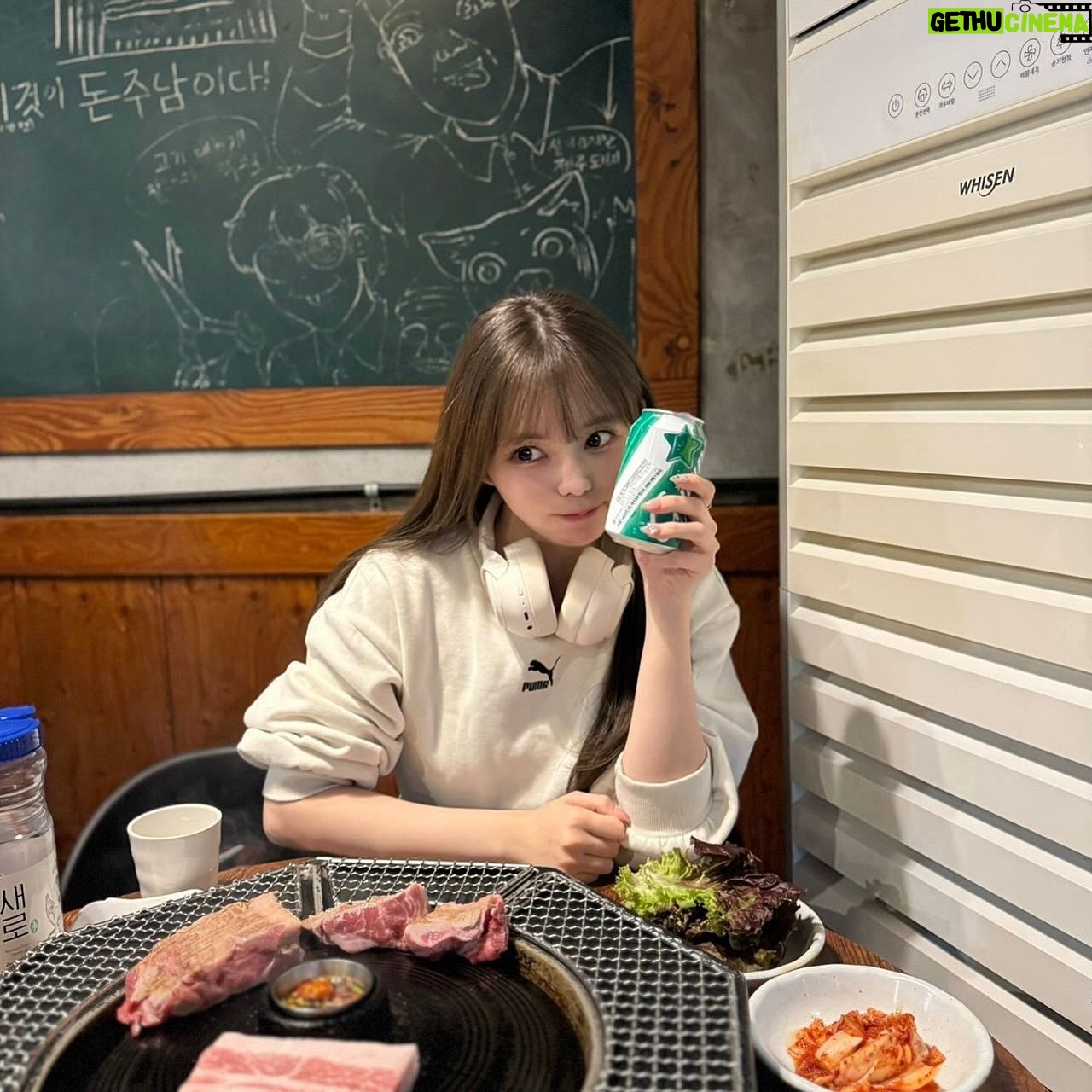 Rio Omori - 3.7K Likes - ・
・
弘大の人気焼肉店~~🥩🔥
大行列だったけど、めちゃめちゃ美味しくて並んだかいがあった🥹
サムギョプサル、モクサル、オギョプサルを食べたよ🐷
お店オリジナルの麻薬ソースに付けて食べるのが最高だった...🥲
本場のモクサル美味しすぎて無限胃袋でした🤷♀️笑
ps.飲み物はチルソンサイダー🫶🏻
途中で頼んだ水冷麺も美味しすぎたよ🥲
・
・
#大森莉緒 #おーりお #おりおんず #おりおの食 #おりおの旅 #韓国 #韓国旅行 #渡韓 #弘大 #トンジュヌンナムジャ #instagood #good #travel #korea #food #먹스타그램 #음식 #맛있다그램 #인스타푸두 #옷 #좋아요 #여행 #서울 #홍대 #돈주는남자 #목살 #오겹살