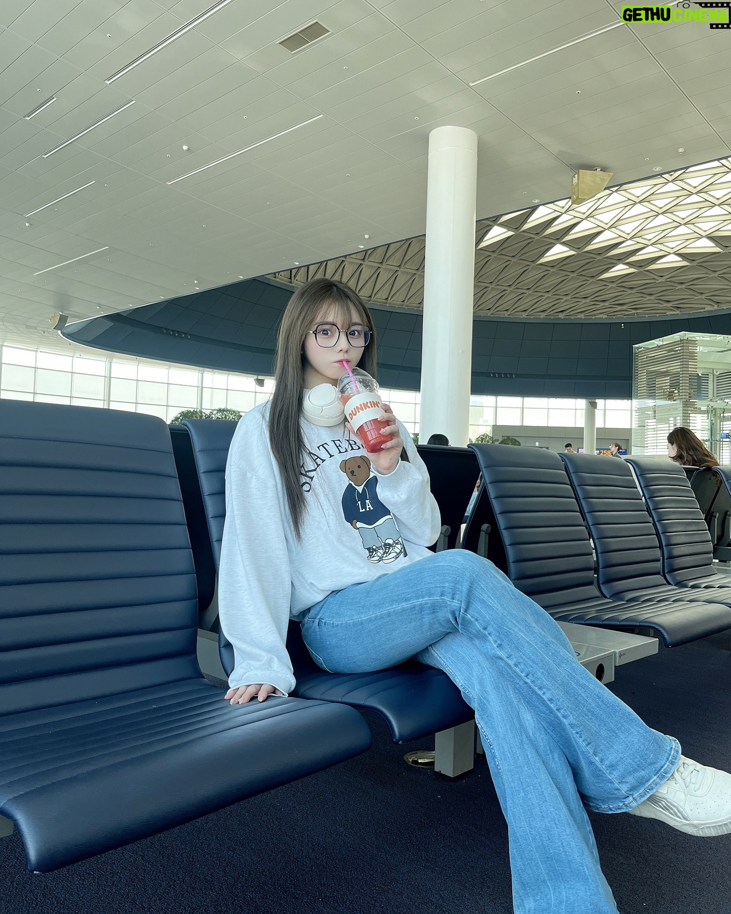 Rio Omori - 3.5K Likes - ・
・
🇰🇷···▸🇯🇵帰りの空港で📸
ピンクグレープフルーツエイド美味しかったな〜〜🍹
・
・
#大森莉緒 #おーりお #おりおんず #おりおの旅 #韓国 #韓国旅行 #渡韓 #仁川空港 #空港コーデ #メガネ #instagood #good #travel #korea #koreastyle #donkindonuts #패션 #코디 #오늘의코디 #오늘의패션 #전신샷 #코디스타그램 #옷 #좋아요 #여행 #서울 #인청공항