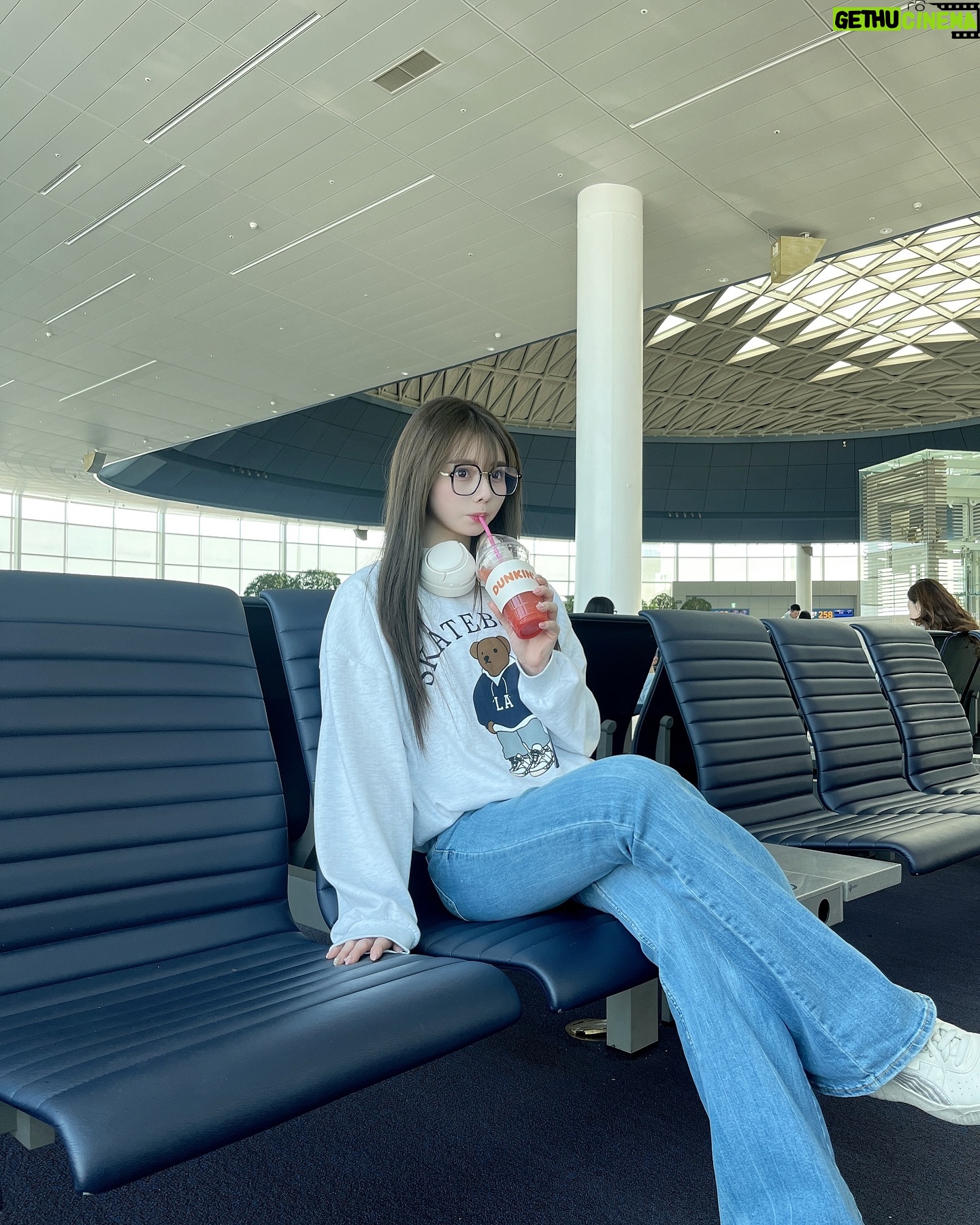 Rio Omori - 3.5K Likes - ・
・
🇰🇷···▸🇯🇵帰りの空港で📸
ピンクグレープフルーツエイド美味しかったな〜〜🍹
・
・
#大森莉緒 #おーりお #おりおんず #おりおの旅 #韓国 #韓国旅行 #渡韓 #仁川空港 #空港コーデ #メガネ #instagood #good #travel #korea #koreastyle #donkindonuts #패션 #코디 #오늘의코디 #오늘의패션 #전신샷 #코디스타그램 #옷 #좋아요 #여행 #서울 #인청공항