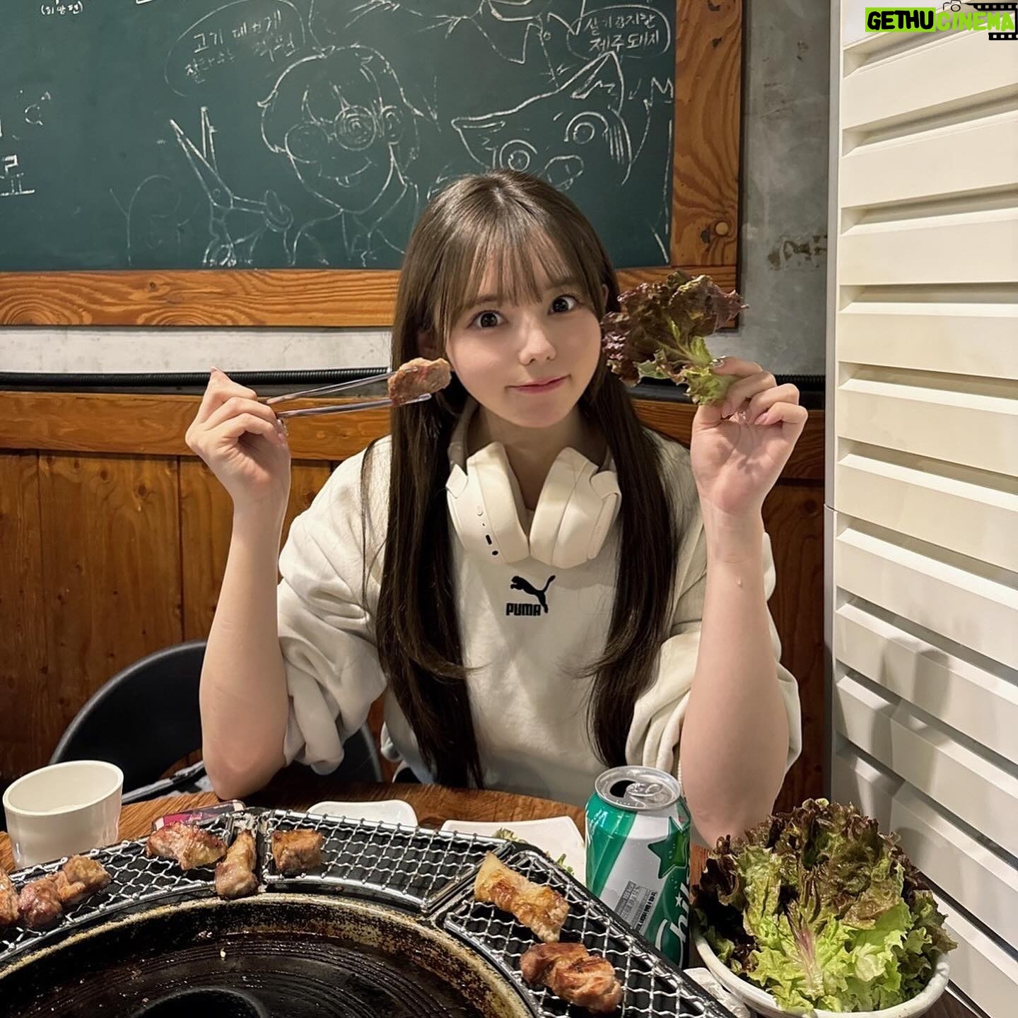 Rio Omori - 3.7K Likes - ・
・
弘大の人気焼肉店~~🥩🔥
大行列だったけど、めちゃめちゃ美味しくて並んだかいがあった🥹
サムギョプサル、モクサル、オギョプサルを食べたよ🐷
お店オリジナルの麻薬ソースに付けて食べるのが最高だった...🥲
本場のモクサル美味しすぎて無限胃袋でした🤷♀️笑
ps.飲み物はチルソンサイダー🫶🏻
途中で頼んだ水冷麺も美味しすぎたよ🥲
・
・
#大森莉緒 #おーりお #おりおんず #おりおの食 #おりおの旅 #韓国 #韓国旅行 #渡韓 #弘大 #トンジュヌンナムジャ #instagood #good #travel #korea #food #먹스타그램 #음식 #맛있다그램 #인스타푸두 #옷 #좋아요 #여행 #서울 #홍대 #돈주는남자 #목살 #오겹살