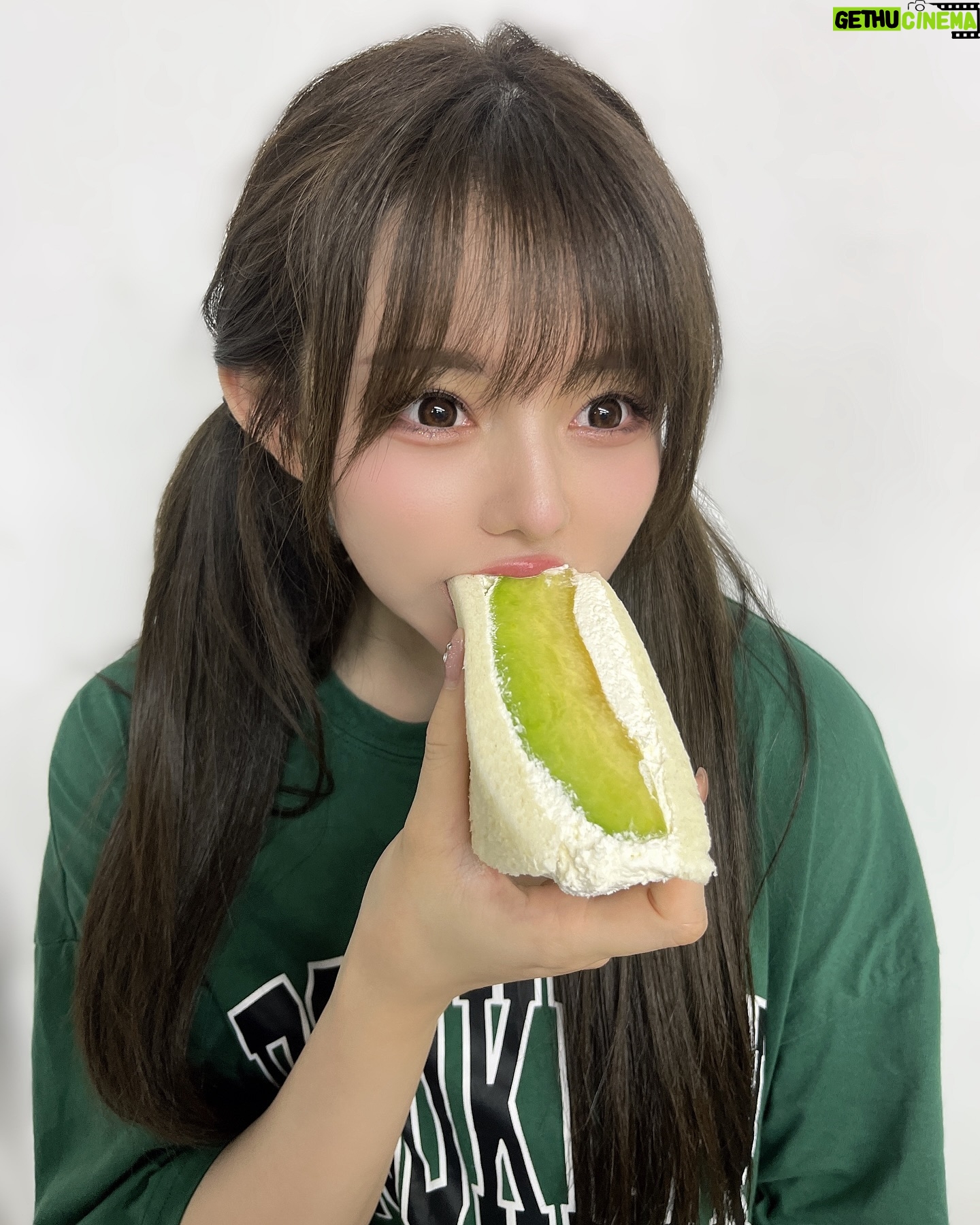 Rio Omori - 3.7K Likes - ・
・
差し入れで頂いたフルーツサンド🤤
大好きなメロンを選んだよ🍈
美味しすぎて震えた...🫨❤️🔥
ps.たまたま緑色のTシャツ着てましたっ🍀
・
・
#大森莉緒 #おーりお #おりおんず #おりおの食 #フルーツサンド #メロン #ツインテール #instagood #instapic #instafood #sweets #good #fruit #먹스타그램 #맛집 #음식 #푸드