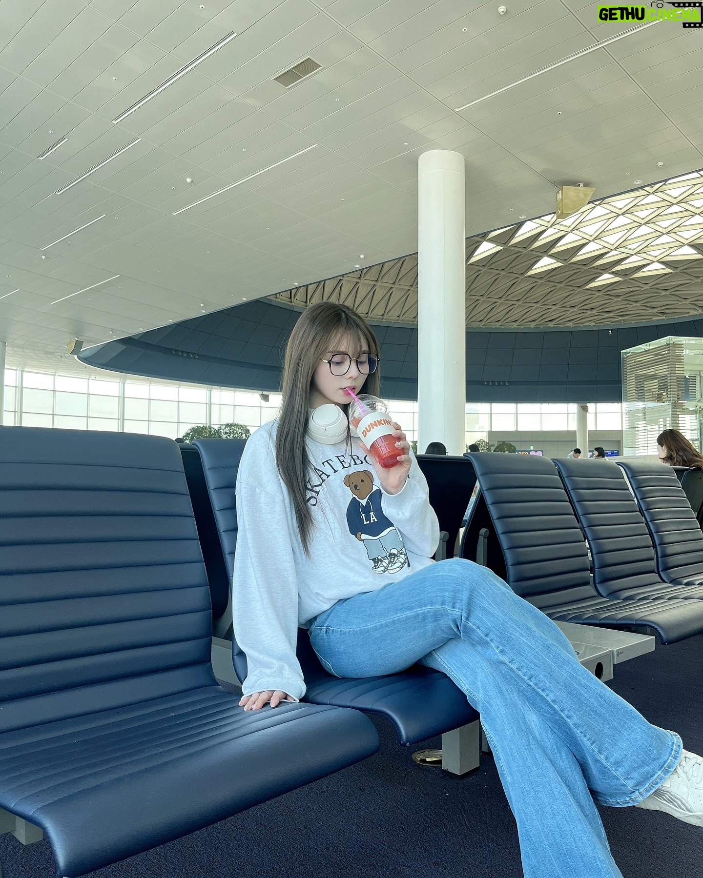 Rio Omori - 3.5K Likes - ・
・
🇰🇷···▸🇯🇵帰りの空港で📸
ピンクグレープフルーツエイド美味しかったな〜〜🍹
・
・
#大森莉緒 #おーりお #おりおんず #おりおの旅 #韓国 #韓国旅行 #渡韓 #仁川空港 #空港コーデ #メガネ #instagood #good #travel #korea #koreastyle #donkindonuts #패션 #코디 #오늘의코디 #오늘의패션 #전신샷 #코디스타그램 #옷 #좋아요 #여행 #서울 #인청공항