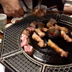 Rio Omori Instagram - ・
・
弘大の人気焼肉店~~🥩‪🔥
大行列だったけど、めちゃめちゃ美味しくて並んだかいがあった🥹

サムギョプサル、モクサル、オギョプサルを食べたよ🐷
お店オリジナルの麻薬ソースに付けて食べるのが最高だった...🥲

本場のモクサル美味しすぎて無限胃袋でした🤷‍♀️笑

ps.飲み物はチルソンサイダー🫶🏻
途中で頼んだ水冷麺も美味しすぎたよ🥲
・
・
#大森莉緒 #おーりお #おりおんず #おりおの食 #おりおの旅 #韓国 #韓国旅行 #渡韓 #弘大 #トンジュヌンナムジャ #instagood #good #travel #korea #food #먹스타그램 #음식 #맛있다그램 #인스타푸두 #옷 #좋아요 #여행 #서울 #홍대 #돈주는남자 #목살 #오겹살
