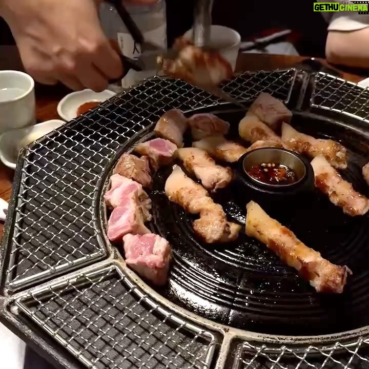Rio Omori - 3.7K Likes - ・
・
弘大の人気焼肉店~~🥩🔥
大行列だったけど、めちゃめちゃ美味しくて並んだかいがあった🥹
サムギョプサル、モクサル、オギョプサルを食べたよ🐷
お店オリジナルの麻薬ソースに付けて食べるのが最高だった...🥲
本場のモクサル美味しすぎて無限胃袋でした🤷♀️笑
ps.飲み物はチルソンサイダー🫶🏻
途中で頼んだ水冷麺も美味しすぎたよ🥲
・
・
#大森莉緒 #おーりお #おりおんず #おりおの食 #おりおの旅 #韓国 #韓国旅行 #渡韓 #弘大 #トンジュヌンナムジャ #instagood #good #travel #korea #food #먹스타그램 #음식 #맛있다그램 #인스타푸두 #옷 #좋아요 #여행 #서울 #홍대 #돈주는남자 #목살 #오겹살