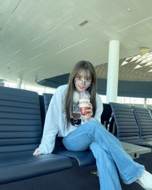 Rio Omori Instagram - ・
・
🇰🇷···▸🇯🇵帰りの空港で📸
ピンクグレープフルーツエイド美味しかったな〜〜🍹
・
・
#大森莉緒 #おーりお #おりおんず #おりおの旅  #韓国 #韓国旅行 #渡韓 #仁川空港 #空港コーデ #メガネ #instagood #good #travel #korea #koreastyle #donkindonuts #패션 #코디 #오늘의코디 #오늘의패션 #전신샷 #코디스타그램 #옷 #좋아요 #여행 #서울 #인청공항