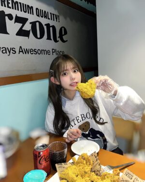 Rio Omori Instagram - ・
・
ずっと前から食べたかったbhcチキン🍗🍗‪
人気メニューのプリンクル、めちゃめちゃ美味しかった🥲💞
・
・
#大森莉緒 #おーりお #おりおんず #おりおの食 #おりおの旅 #韓国 #韓国旅行 #渡韓 #忠武路 #韓国チキン #bhc #instagood #good #travel #korea #koreastyle #chicken #먹스타그램 #음식 #맛있다그램 #인스타푸두 #옷 #좋아요 #여행 #서울 #충무로 #치킨