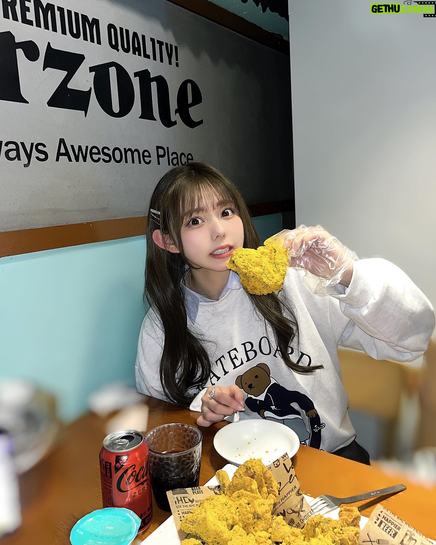 Rio Omori - 3.8K Likes - ・
・
ずっと前から食べたかったbhcチキン🍗🍗
人気メニューのプリンクル、めちゃめちゃ美味しかった🥲💞
・
・
#大森莉緒 #おーりお #おりおんず #おりおの食 #おりおの旅 #韓国 #韓国旅行 #渡韓 #忠武路 #韓国チキン #bhc #instagood #good #travel #korea #koreastyle #chicken #먹스타그램 #음식 #맛있다그램 #인스타푸두 #옷 #좋아요 #여행 #서울 #충무로 #치킨