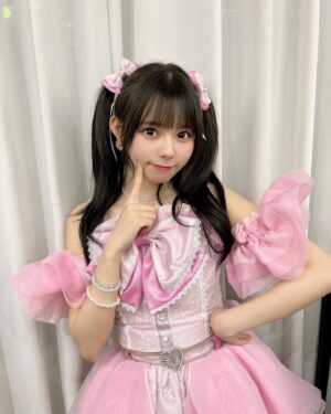 Rio Omori Instagram - ・
・
数億年ぶりの高めツインテール🙊🎀
どうかな...💭

ps.美容室行ってきたよ🫧
最近はずっと自毛風のカラー🌱
・
・
#大森莉緒 #おーりお #おりおんず #ツインテール #ロングヘア #ピンク #衣装 #地毛風カラー #good  #instagood #instapic #twintail #패션 #코디 #오늘의