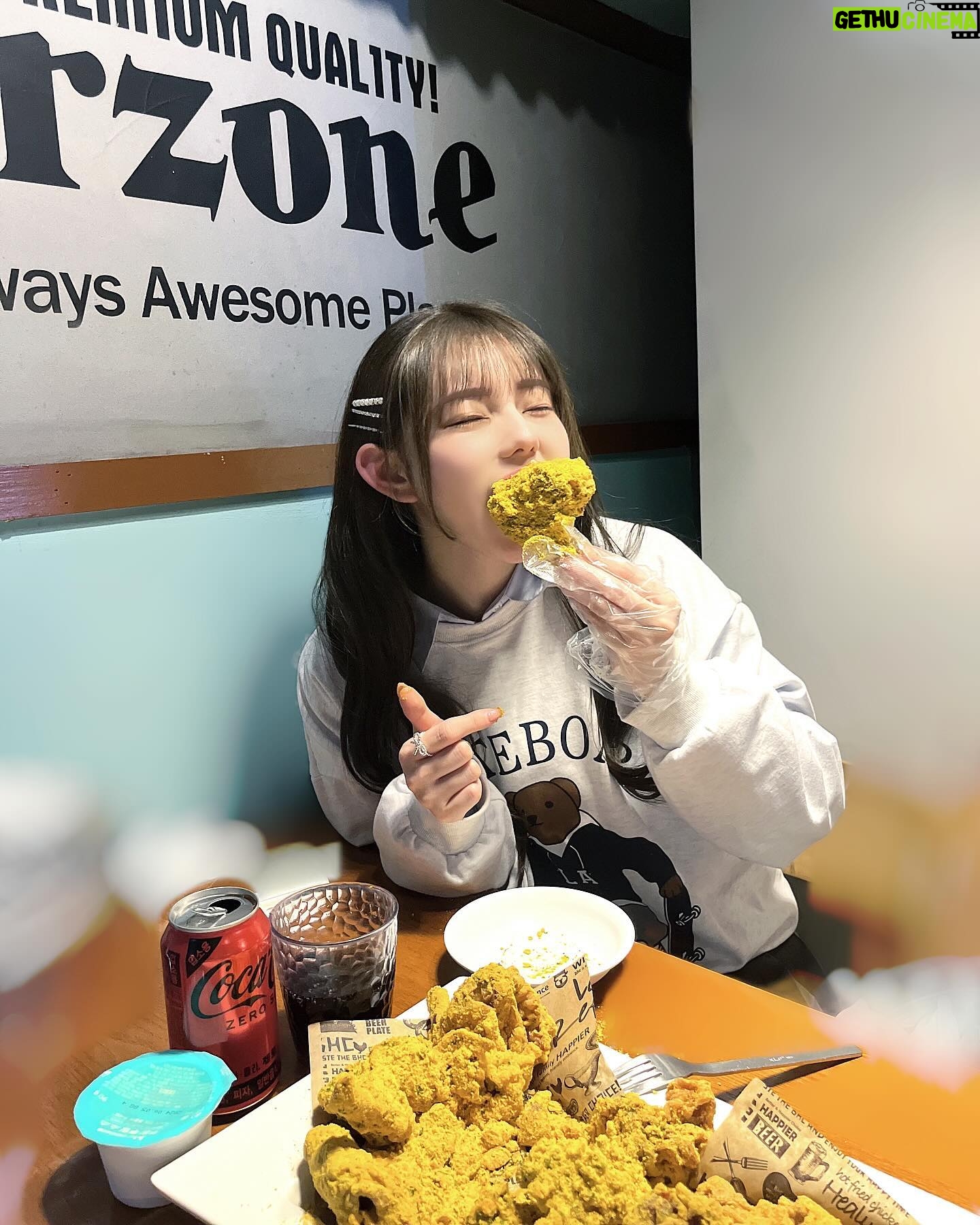 Rio Omori - 3.8K Likes - ・
・
ずっと前から食べたかったbhcチキン🍗🍗
人気メニューのプリンクル、めちゃめちゃ美味しかった🥲💞
・
・
#大森莉緒 #おーりお #おりおんず #おりおの食 #おりおの旅 #韓国 #韓国旅行 #渡韓 #忠武路 #韓国チキン #bhc #instagood #good #travel #korea #koreastyle #chicken #먹스타그램 #음식 #맛있다그램 #인스타푸두 #옷 #좋아요 #여행 #서울 #충무로 #치킨