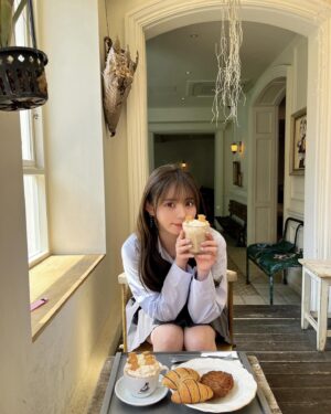 Rio Omori Instagram - ・
・
この可愛いミルクティー、美味しすぎて一瞬で飲み干しちゃった😂🫖💗
・
・
#大森莉緒 #おーりお #おりおんず #おりおの食 #おりおの旅 #韓国 #韓国旅行 #渡韓 #ソウル #韓国カフェ #狎鴎亭 #ロデオ  #ミルクティー #instagood #good #travel #korea #cafe #mooni #먹스타그램 #음식 #맛있다그램 #인스타푸두 #옷 #좋아요 #여행 #서울 #홍대 #빠니드엠무니