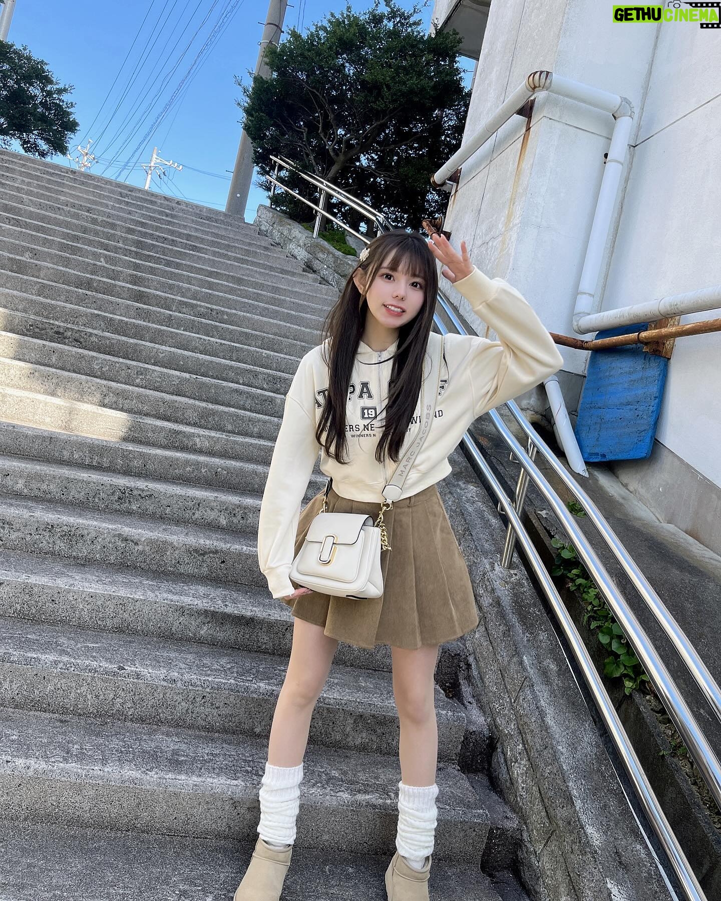 Rio Omori - 7.1K Likes - ・
・
温泉入る前と後、どっちも写真撮ったから髪型変わってる🤭
どっちが好き?🤍🤍
・
・
#大森莉緒 #おーりお #おりおんず #おーりおこーで #私服 #ポニーテール #ストレートヘア #ムートンブーツ #ugg #温泉旅行 #instagood #instapic #good #trip #패션 #코디 #오늘의코디 #오늘의패션 #전신샷 #코디스타그램 #옷 #좋아요