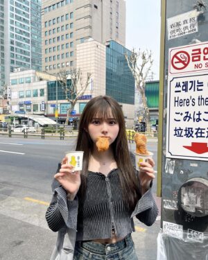 Rio Omori Instagram - ・
・
広蔵市場に行ったら
必ず食べたかったクァベギ🍩

1つ1000ウォン(100円)なのお安すぎて
2つも食べちゃった🐒
揚げたてサクモチで美味しかった...🤤💗
・
・
#大森莉緒 #おーりお #おりおんず #おりおの食 #おりおの旅 #韓国 #韓国旅行 #渡韓 #広蔵市場 #食べ歩き #クァベギ #ドーナツ #オフショル #デニム #instagood #good #food #travel #korea #y2k #먹스타그램 #음식 #맛있다그램 #인스타푸두 #옷 #좋아요 #여행 #서울 #광장시장 #찹쌀꽈배기
