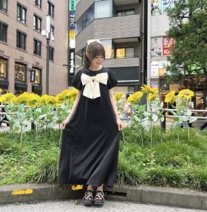 Rio Omori Instagram - ・
・
🖤‎👼🏻🤍

♡onepiece→ @20s_tnewties_jp 
♡shoes→ @drmartensofficial 

このワンピース、大きなリボン付いてるのが可愛すぎるよね🎀
一目惚れして即購入だった☺️笑

サンダルは春に買ったんだけど
可愛すぎてずっと履いていたい🥹🫶🏻
今期お世話になりすぎてる...💭
・
・
#大森莉緒 #おーりお #おーりおこーで #私服 #ワンピース #モノトーンコーデ #フレンチガーリー #リボン #ポニーテール #ドクターマーチン #サンダル #code #instafashion #ootd #instagood #instapic #good #tnewties  #drmartens #패션 #코디 #전신샷 #코디스타그램 #옷