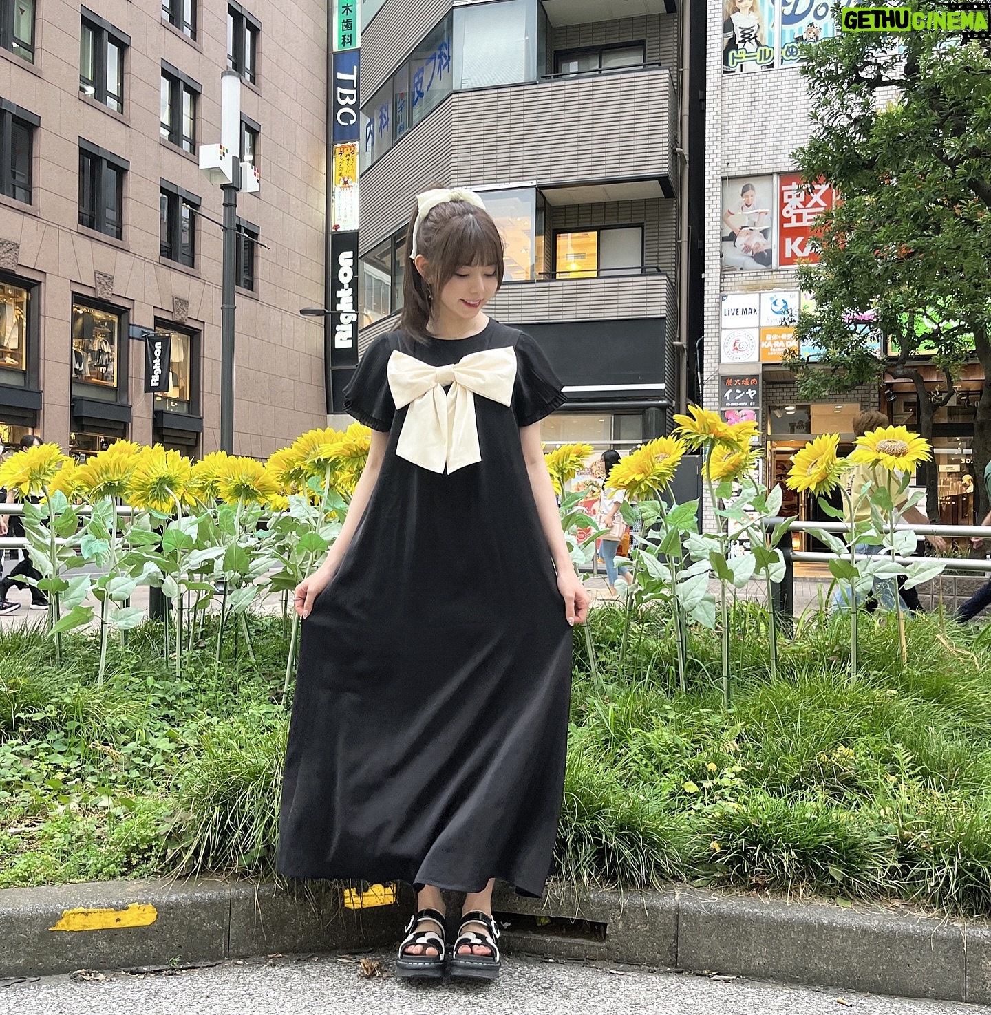Rio Omori - 3.7K Likes - ・
・
🖤👼🏻🤍
♡onepiece→ @20s_tnewties_jp
♡shoes→ @drmartensofficial
このワンピース、大きなリボン付いてるのが可愛すぎるよね🎀
一目惚れして即購入だった☺️笑
サンダルは春に買ったんだけど
可愛すぎてずっと履いていたい🥹🫶🏻
今期お世話になりすぎてる...💭
・
・
#大森莉緒 #おーりお #おーりおこーで #私服 #ワンピース #モノトーンコーデ #フレンチガーリー #リボン #ポニーテール #ドクターマーチン #サンダル #code #instafashion #ootd #instagood #instapic #good #tnewties #drmartens #패션 #코디 #전신샷 #코디스타그램 #옷