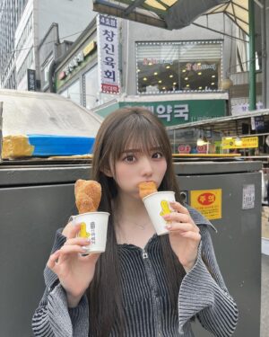 Rio Omori Instagram - ・
・
広蔵市場に行ったら
必ず食べたかったクァベギ🍩

1つ1000ウォン(100円)なのお安すぎて
2つも食べちゃった🐒
揚げたてサクモチで美味しかった...🤤💗
・
・
#大森莉緒 #おーりお #おりおんず #おりおの食 #おりおの旅 #韓国 #韓国旅行 #渡韓 #広蔵市場 #食べ歩き #クァベギ #ドーナツ #オフショル #デニム #instagood #good #food #travel #korea #y2k #먹스타그램 #음식 #맛있다그램 #인스타푸두 #옷 #좋아요 #여행 #서울 #광장시장 #찹쌀꽈배기