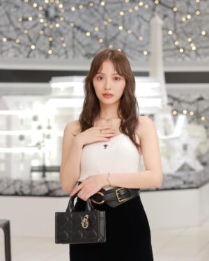 Rio Uchida Instagram - 🩷 @dior @diorbeauty 🩷

8/27まで開催中のイベント「ディオール ランデヴー パリ」へ伺いました。
クリスチャン・ディオールとゆかりのあるパリの街並みからインスパイアされた プラン ドゥ パリ コレクション。

この日はイベント限定色を使ってメイクアップしたよ。特にアイシャドウとネイルがお気に入り。キラキラで最高に可愛くて…デイリーにも特別な日にも使えそう！プレゼントにもぴったりです♡

パリにはまだ行ったことがなくて憧れの場所なので
いつか行けたらいいな〜🌟
伊勢丹 新宿店 本館 1F ザ・ステージにて開催中です。是非チェックしてね。

#supportedbydior #diorjoaillerie