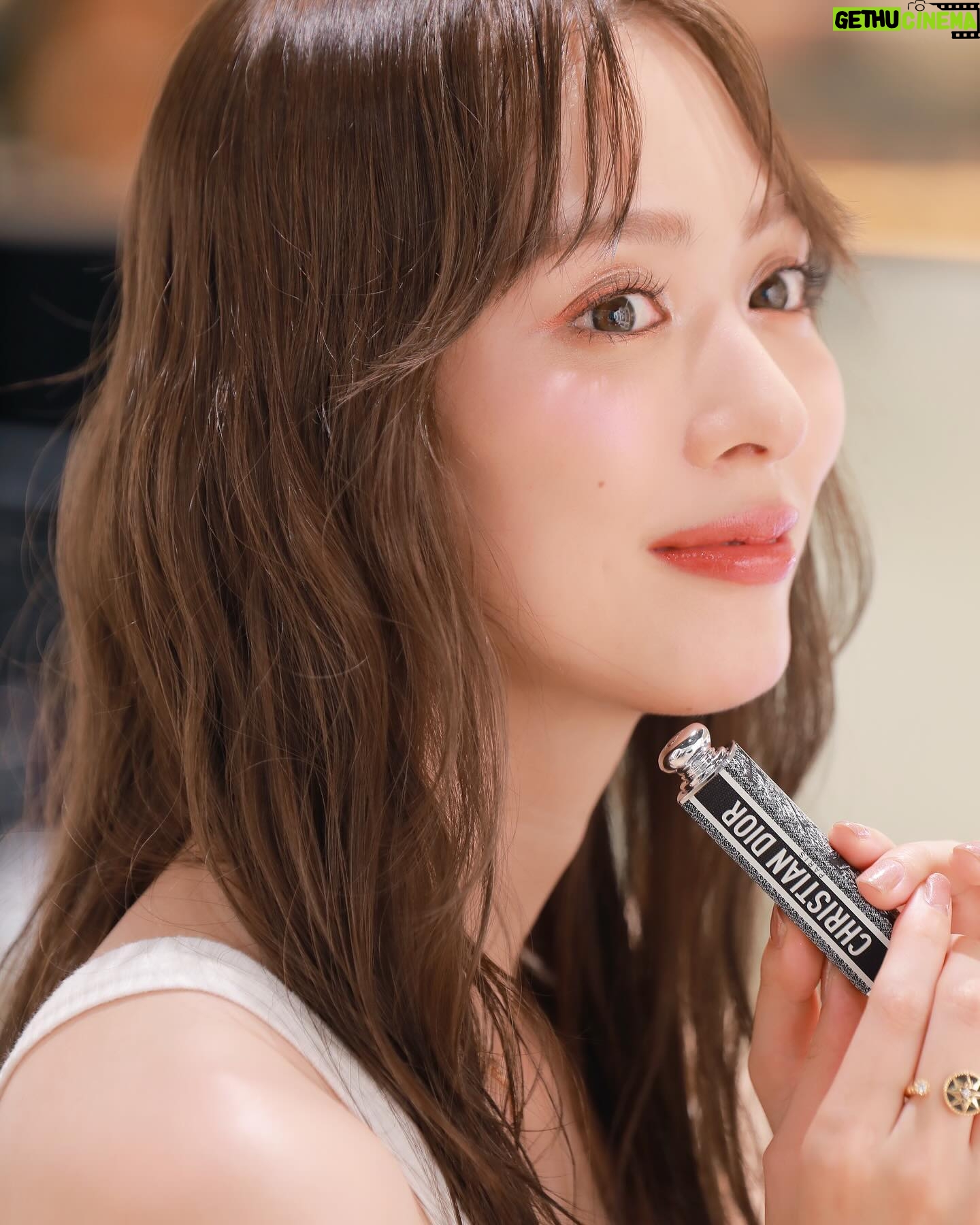 Rio Uchida - 39.3K Likes - 🩷 @dior @diorbeauty 🩷
8/27まで開催中のイベント「ディオール ランデヴー パリ」へ伺いました。
クリスチャン・ディオールとゆかりのあるパリの街並みからインスパイアされた プラン ドゥ パリ コレクション。
この日はイベント限定色を使ってメイクアップしたよ。特にアイシャドウとネイルがお気に入り。キラキラで最高に可愛くて…デイリーにも特別な日にも使えそう!プレゼントにもぴったりです♡
パリにはまだ行ったことがなくて憧れの場所なので
いつか行けたらいいな〜🌟
伊勢丹 新宿店 本館 1F ザ・ステージにて開催中です。是非チェックしてね。
#supportedbydior #diorjoaillerie