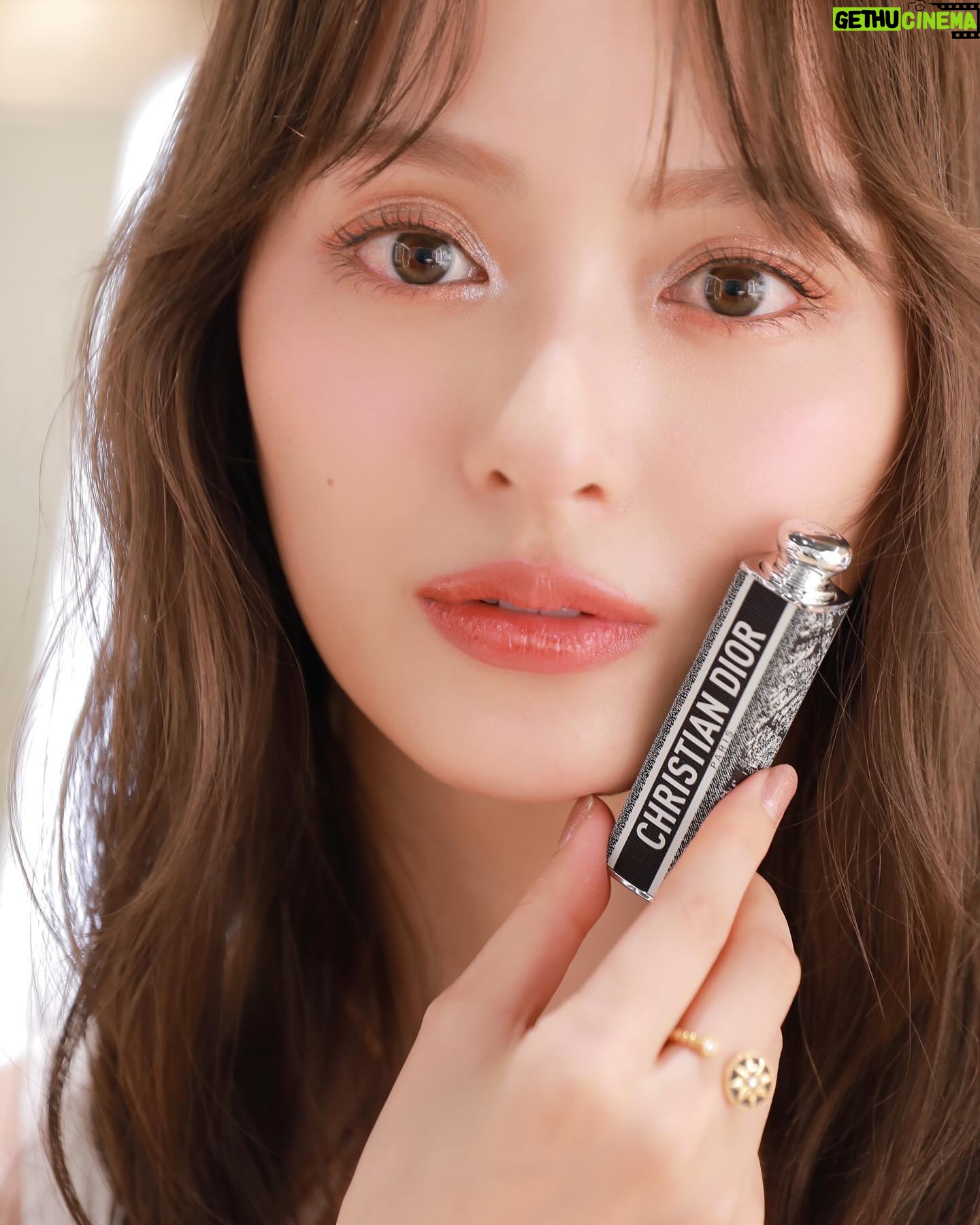 Rio Uchida - 39.3K Likes - 🩷 @dior @diorbeauty 🩷
8/27まで開催中のイベント「ディオール ランデヴー パリ」へ伺いました。
クリスチャン・ディオールとゆかりのあるパリの街並みからインスパイアされた プラン ドゥ パリ コレクション。
この日はイベント限定色を使ってメイクアップしたよ。特にアイシャドウとネイルがお気に入り。キラキラで最高に可愛くて…デイリーにも特別な日にも使えそう!プレゼントにもぴったりです♡
パリにはまだ行ったことがなくて憧れの場所なので
いつか行けたらいいな〜🌟
伊勢丹 新宿店 本館 1F ザ・ステージにて開催中です。是非チェックしてね。
#supportedbydior #diorjoaillerie
