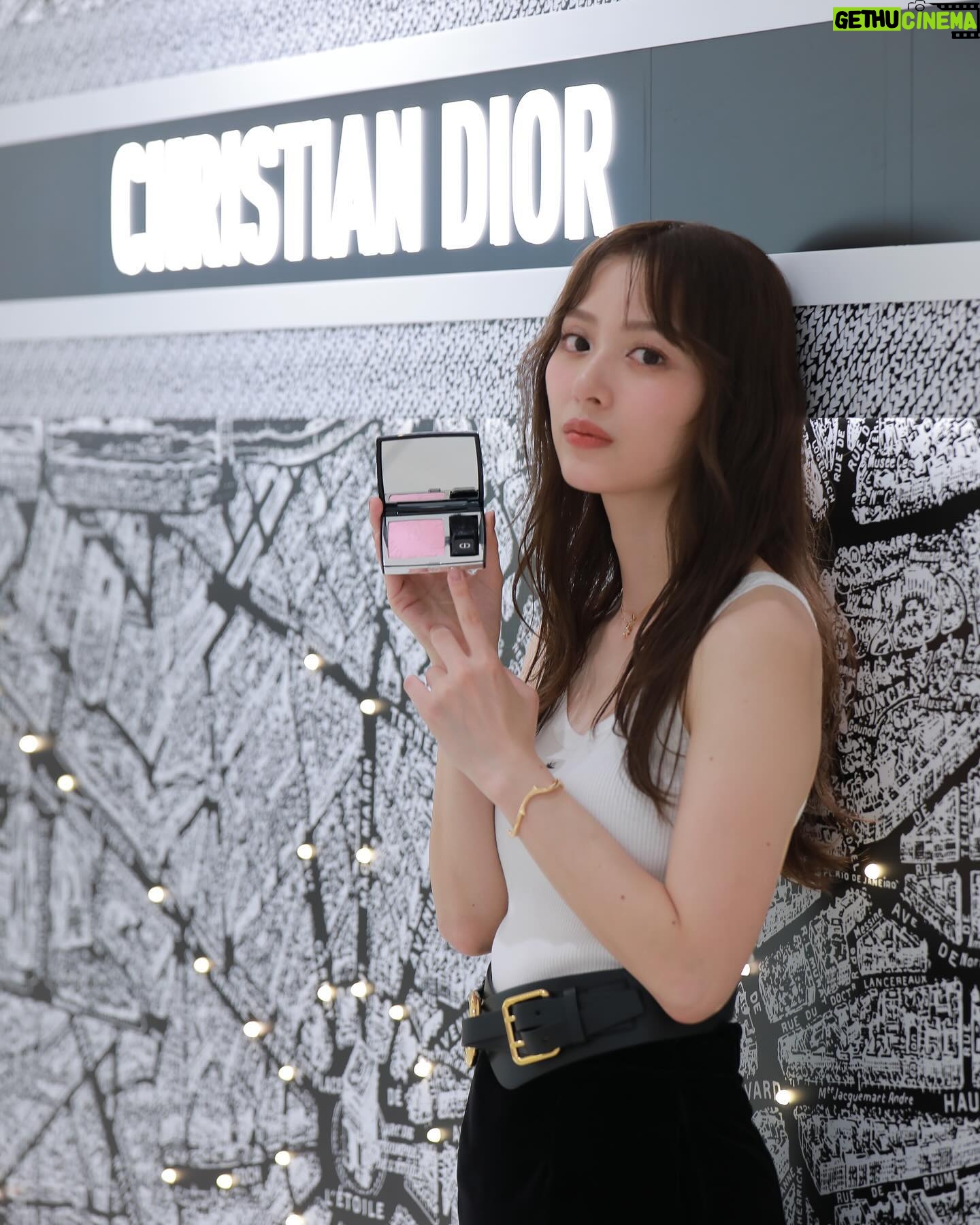 Rio Uchida - 39.3K Likes - 🩷 @dior @diorbeauty 🩷
8/27まで開催中のイベント「ディオール ランデヴー パリ」へ伺いました。
クリスチャン・ディオールとゆかりのあるパリの街並みからインスパイアされた プラン ドゥ パリ コレクション。
この日はイベント限定色を使ってメイクアップしたよ。特にアイシャドウとネイルがお気に入り。キラキラで最高に可愛くて…デイリーにも特別な日にも使えそう!プレゼントにもぴったりです♡
パリにはまだ行ったことがなくて憧れの場所なので
いつか行けたらいいな〜🌟
伊勢丹 新宿店 本館 1F ザ・ステージにて開催中です。是非チェックしてね。
#supportedbydior #diorjoaillerie