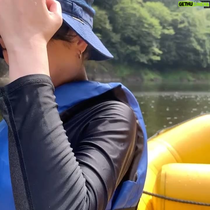 Rio Yamashita - 4.4K Likes - 暑いですね。🌞
夏が大嫌いな私ですが、、はい。元気です!
本日、音楽劇「死んだかいぞく」のプレビュー公演を終え、明日初日を迎えます。
何歳からでも入場可能な今作は、お子様から大人様まで楽しめる作品!私自身も演じていてとても楽しい。
子供たちの反応がとっても嬉しいし、面白いです。
こんな気持ちになれるのは、有難いですね。
是非とも夏休みに、海賊船に乗り来てほしいぞー☠️!ふふふ。
劇場でお待ちしてます☺️
📸最近あまりにも写真を撮ってなくて、去年の夏?のハイライトを提出。
海賊みたいな笑い方してますね。
声の出演は、
@ayano_kudo_official @honoka_kitahara です😎✨
(のぞみはスケジュール合わず来れなかったよ🥲)
(今年こそキャンプしたいね)
みんなも熱中症には気をつけて!
アツい夏を楽しむぞー🔥
#死んだかいぞく