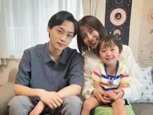 Riria Kojima Instagram - ドラマアディクト
「初恋不倫　この恋を初恋と呼んでもいいですか？」
毎週水曜24:00〜放送です。

私はまっすぐで愛情深い近広類ちゃんを
演じさせていただきます。🕊️🍀🌿

漫画の中でも
1番好きなキャラクターでした🫧

素敵な旦那と4歳の息子がおり
家族をなにより大事にしています。

もしかしたら
積み上げた砂のお城が
ザザザッと崩れそうになることが
あるかもしれないし

ないかもしれません

が

私は台本をいただいて、、
類ちゃんと最後まで一緒に闘う
覚悟を持ちました。

でもこわかった。

みんなの思いが絡み合った本作品、、
皆さまはどこをどう見て
心を沿わせるのかなぁ

毎回感想が気になるところ

どうぞ！最後までお楽しみください☺️

２枚目が近広家です🏠

旦那さんである
近広文昭は 平井亜門さん

息子くんである
近広英介は 竹内優翔くん
かわいいだろ👦🏻🫶🏻
(ぴろぴ)